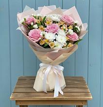 Букет цветов из:  Гвоздики, Орхидеи и Розы в Владимиро-Александровском