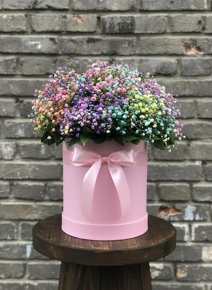 Цветочная композиция из Гипсофила и Розы в шляпной коробке в Владимиро-Александровском