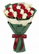 Букет Микс из красных и белых роз в Владимиро-Александровском