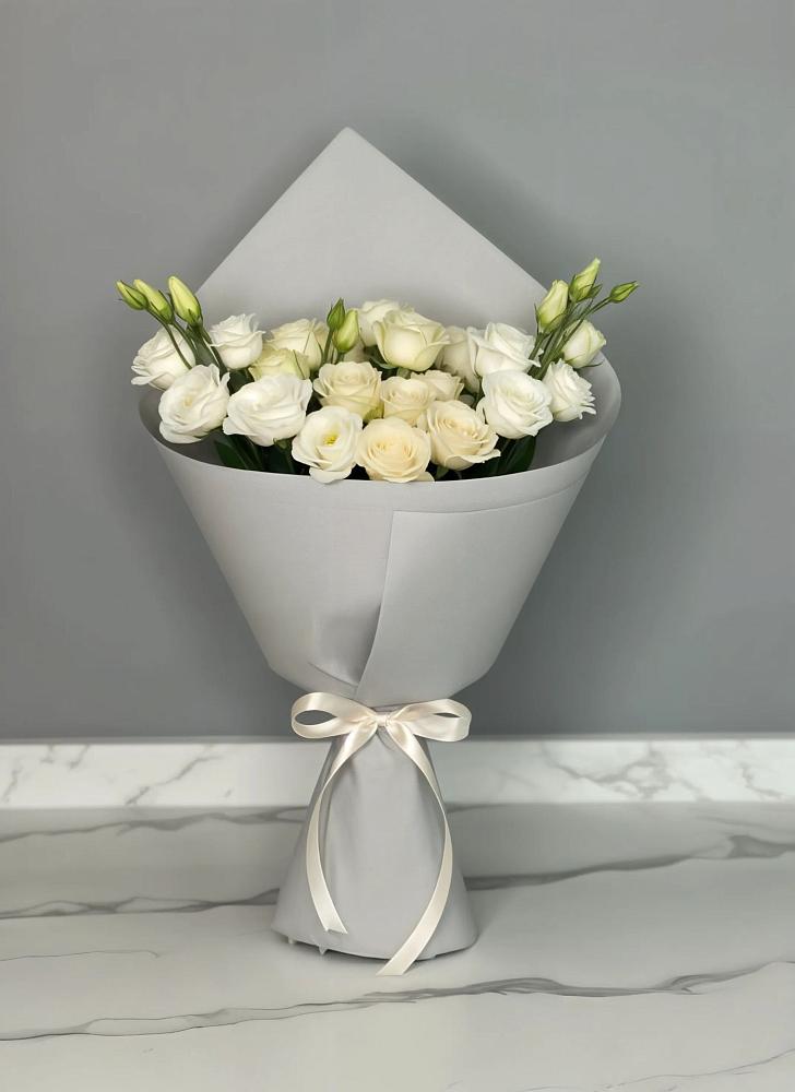 Букет цветов из: Розы и Лизиантусы в Владимиро-Александровском