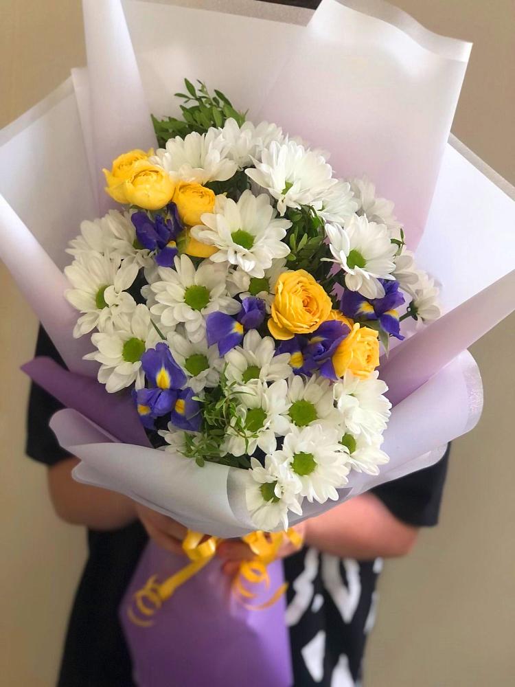 Букет цветов из: Ирисы, Хризантемы и Розы в Владимиро-Александровском