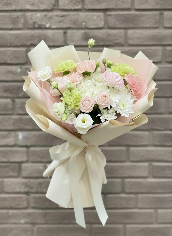 Букет цветов из: Гвоздики, Розы, Лизиантусы и Хризантемы в Владимиро-Александровском