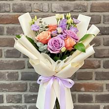 Букет цветов из:  Лизиантусы и Розы в Владимиро-Александровском