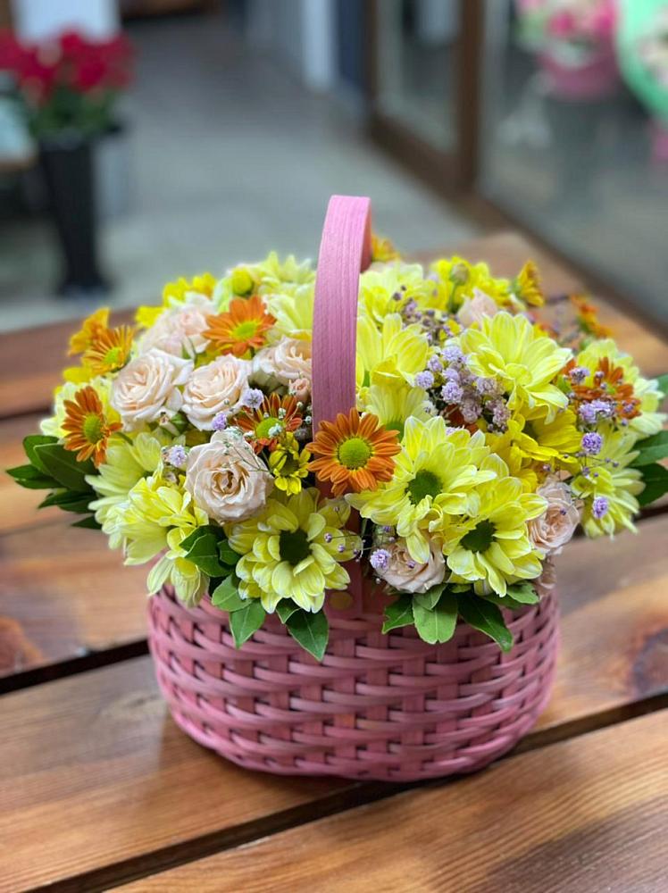 Цветочная композиция из Хризантемы и Розы в корзине в Владимиро-Александровском
