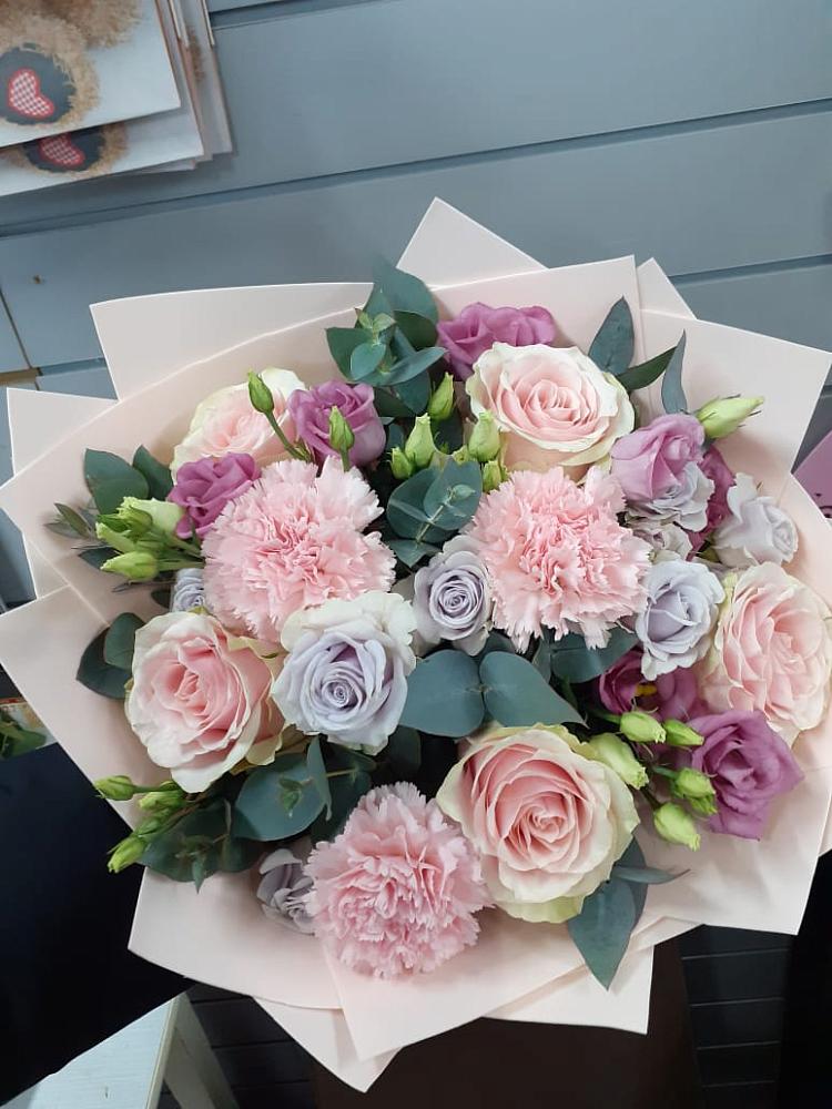 Букет цветов из: Розы, Гвоздики и Лизиантусы в Владимиро-Александровском