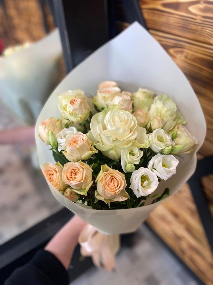 Букет цветов из: Розы и Лизиантусы в Владимиро-Александровском